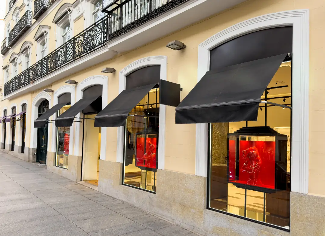 Façade vitrine de magasin en aluminium sur mesure à Saint-Aubin-lès-Elbeuf